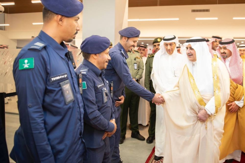 أشاد سموه بجهود العاملين بالمنفذ .. أمير تبوك يقف ميدانياً على الخدمات المقدمة لضيوف الرحمن في مدينة الحجاج بمنفذ حالة عمار 