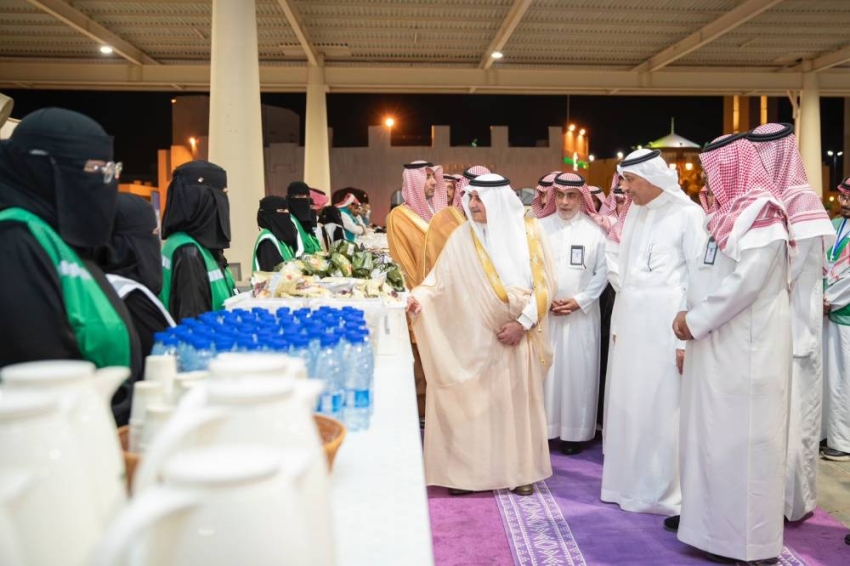 أشاد سموه بجهود العاملين بالمنفذ .. أمير تبوك يقف ميدانياً على الخدمات المقدمة لضيوف الرحمن في مدينة الحجاج بمنفذ حالة عمار 