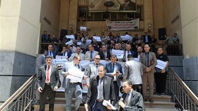انطلاق الاعتصام الاحتجاجي للمحامين أمام المحاكم الابتدائية رفضًا للرسوم القضائية انطلاق الاعتصام الاحتجاجي للمحامين أمام المحاكم الابتدائية رفضًا للرسوم القضائية