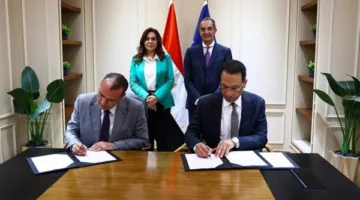 وزيرا الاتصالات والتنمية المحلية يشاركان في مراسم توقيع اتفاقية لتوفير الأجهزة التكنولوجية في قرى مبادرة حياة كريمة