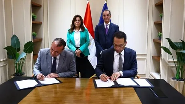 وزيرا الاتصالات والتنمية المحلية يشاركان في مراسم توقيع اتفاقية لتوفير الأجهزة التكنولوجية في قرى مبادرة حياة كريمة وزيرا الاتصالات والتنمية المحلية يشاركان في مراسم توقيع اتفاقية لتوفير الأجهزة التكنولوجية في قرى مبادرة حياة كريمة