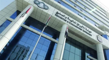 الإمارات تطلق أول رخصة للمؤثر المالي في المنطقة لتنظيم المحتوى الرقمي.