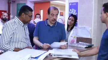 نائب وزير الصحة يزور عدة مرافق صحية في البحر الأحمر ويعلن عن مكافأة شهر وحوافز للموظفين.