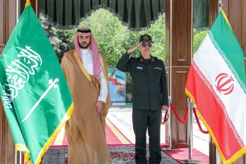 السعودية تحذر إيران: إما الموافقة على العرض الأمريكي والوصول إلى اتفاق نووي مع ترامب، أو مواجهة خطر ضربة من إسرائيل. السعودية تحذر إيران: إما الموافقة على العرض الأمريكي والوصول إلى اتفاق نووي مع ترامب، أو مواجهة خطر ضربة من إسرائيل.