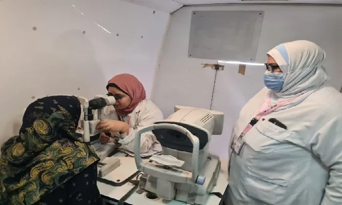 بالمجان.. فحص وعلاج 1220 شخصًا خلال حملة طبية في كوم حمادة بالبحيرة