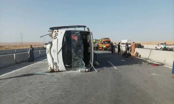 7 سيارات إسعاف لنقل المصابين جراء حادث انقلاب ميكروباص على محور 26 يوليو 7 سيارات إسعاف لنقل المصابين جراء حادث انقلاب ميكروباص على محور 26 يوليو