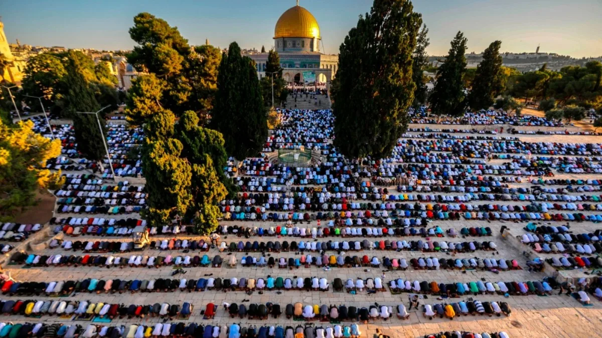 45 ألف فلسطيني يؤدون صلاة الجمعة في الحرم القدسي الشريف 45 ألف فلسطيني يؤدون صلاة الجمعة في الحرم القدسي الشريف