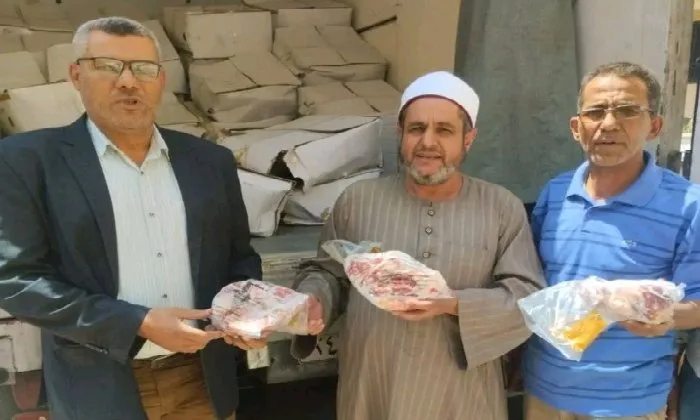 توزيع 2 طن من اللحوم من مشروع صكوك الإطعام على الأسر المحتاجة في الشرقية