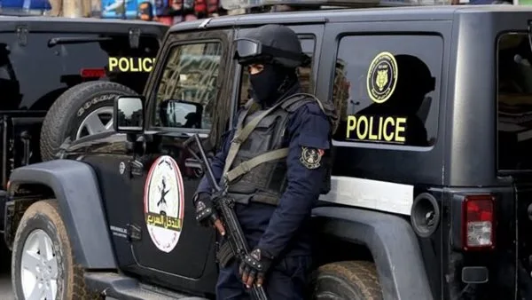 مصدر أمني ينفي صحة الفيديو الذي يظهر اعتداء شرطي على سائق سيارة. مصدر أمني ينفي صحة الفيديو الذي يظهر اعتداء شرطي على سائق سيارة.