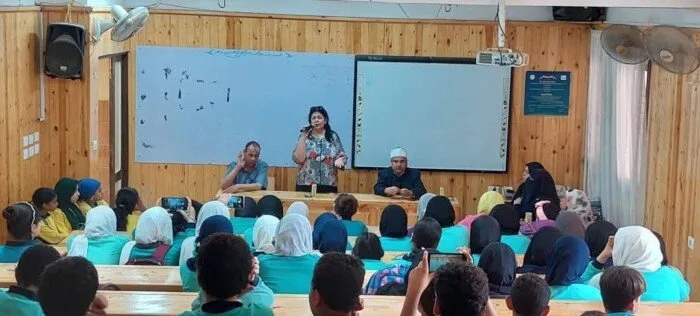 بالتعاون مع الأزهر والكنيسة.. المنيا تنظم ندوات حوارية شاملة لتعزيز وعي الشباب ومواجهة تحديات المجتمع بالتعاون مع الأزهر والكنيسة.. المنيا تنظم ندوات حوارية شاملة لتعزيز وعي الشباب ومواجهة تحديات المجتمع