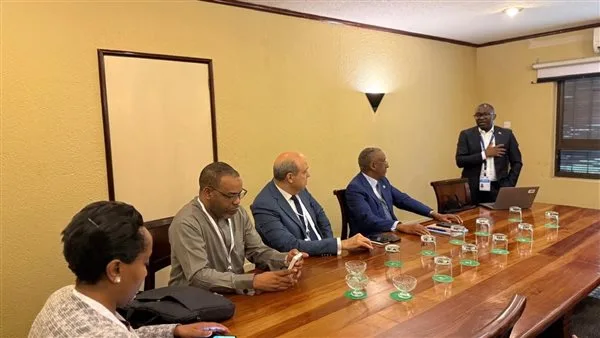 وزير الطيران المدني يتناول مع مسؤولي شركة “بوينج” سبل تعزيز التعاون في مجالات أمن الطيران