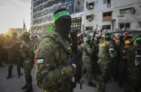القسام ت veröffentlichte ein Video von der Angriffe ihrer Kämpfer auf eine spezielle Einheit der israelischen Armee, die im Osten von Rafah im südlichen Gazastreifen tätig ist. القسام ت veröffentlichte ein Video von der Angriffe ihrer Kämpfer auf eine spezielle Einheit der israelischen Armee, die im Osten von Rafah im südlichen Gazastreifen tätig ist.