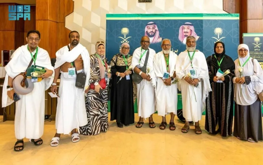 ضيوف الملك السعودي يؤدون صلاة الجمعة في المسجد الحرام ضيوف الملك السعودي يؤدون صلاة الجمعة في المسجد الحرام