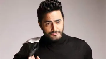 معجبة تمنحه قبلة على خده وتفاعل تامر حسني غير متوقع