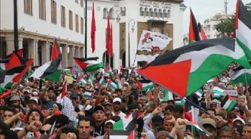 آلاف المغاربة يعارضون خطة إسرائيل لترحيل الفلسطينيين.
