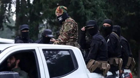 لماذا اختار “جنود داعش” استهداف “النظام المرتد” لأول مرة؟ هل تُظهر ظهور “الخلايا” رغم قتال “الجولاني” عجزه؟ وكيف يمكن لفلول النظام والمقاتلين الأجانب الاستجابة لنداء تنظيم الدولة؟ لماذا اختار “جنود داعش” استهداف “النظام المرتد” لأول مرة؟ هل تُظهر ظهور “الخلايا” رغم قتال “الجولاني” عجزه؟ وكيف يمكن لفلول النظام والمقاتلين الأجانب الاستجابة لنداء تنظيم الدولة؟