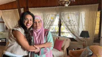 آية سماحة تزور مشيرة إسماعيل لتقديم اعتذار رسمي إثر أزمة العيادة البيطرية