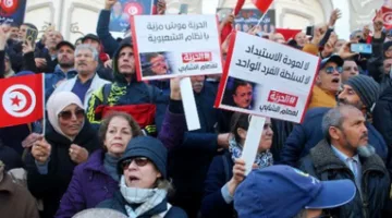 عائلات الناشطين التونسيين المعتقلين تعبر عن استنكارها لنقلهم إلى سجون بعيدة.