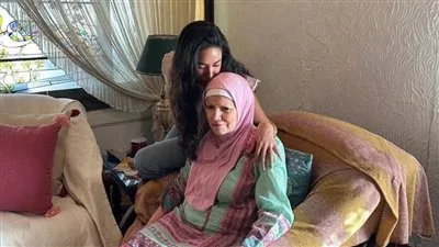 آية سماحة تعتذر لمشيرة إسماعيل في منزلها بحضور أشرف زكي بعد حدوث الإساءة آية سماحة تعتذر لمشيرة إسماعيل في منزلها بحضور أشرف زكي بعد حدوث الإساءة