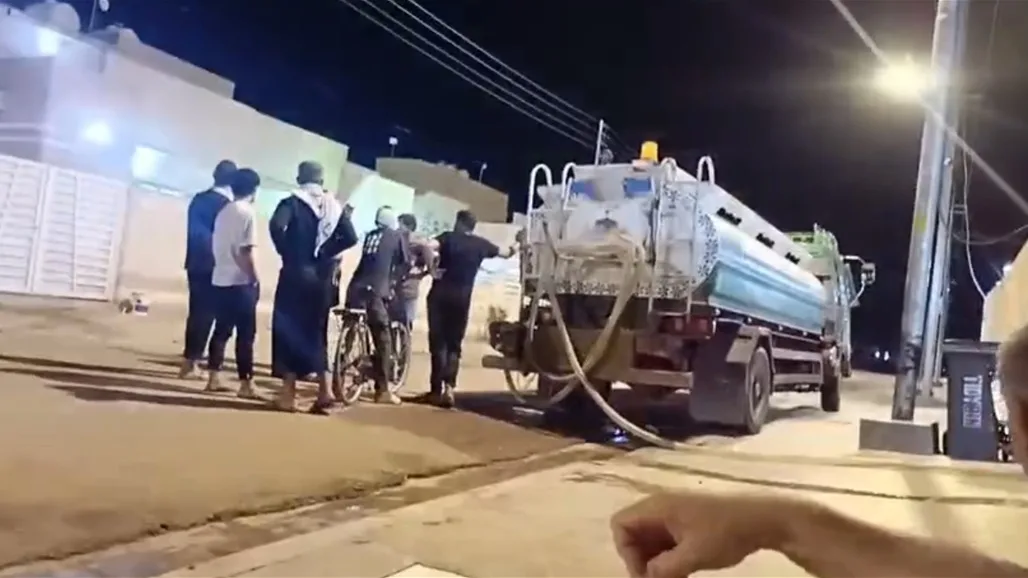 مجموعة سكنية تعاني من نقص المياه في ميسان.. السكان يستخدمون التناكر بسبب عدم توفر مياه الشرب. مجموعة سكنية تعاني من نقص المياه في ميسان.. السكان يستخدمون التناكر بسبب عدم توفر مياه الشرب.