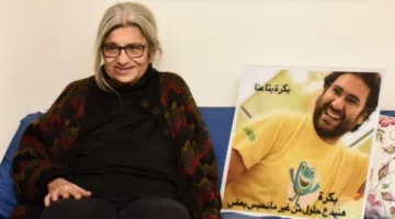 والدة الناشط علاء عبد الفتاح التي تتظاهر بالإضراب عن الطعام “تواجه حالة خطيرة”