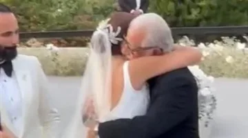 لحظات مؤثرة لوالد أمينة خليل وهو يحتضنها قبل تسليمها لعريسها
