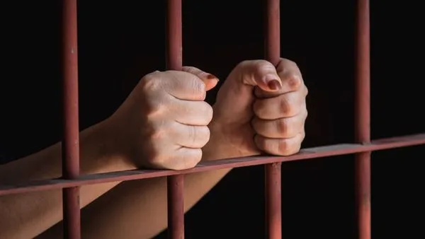 احتجاز المتهمة بقتله داخل شقتها في شارع الهرم احتجاز المتهمة بقتله داخل شقتها في شارع الهرم