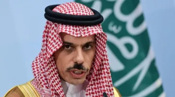 وزير الخارجية السعودي يزور الضفة الغربية في زيارة “تاريخية” ويجتمع مع الرئيس عباس لمناقشة “حل الدولتين”