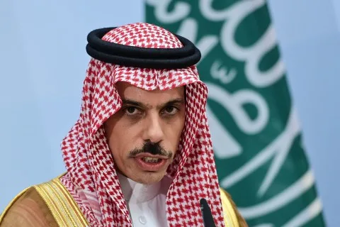 وزير الخارجية السعودي يزور الضفة الغربية في زيارة “تاريخية” ويجتمع مع الرئيس عباس لمناقشة “حل الدولتين” وزير الخارجية السعودي يزور الضفة الغربية في زيارة “تاريخية” ويجتمع مع الرئيس عباس لمناقشة “حل الدولتين”