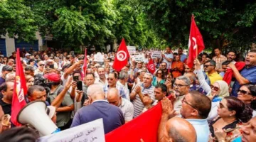 تونس: مسيرة تضامنية مع محامٍ موقوف بتهمة “التحريض على العنف”