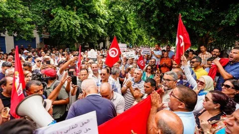 تونس: مسيرة تضامنية مع محامٍ موقوف بتهمة “التحريض على العنف”