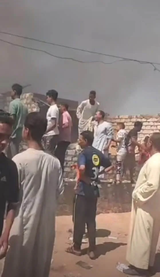 سكان قرية النجاجرة في كوم أمبو بأسوان يداهمون مركزًا لتجارة المخدرات ويقومون بإحراقه سكان قرية النجاجرة في كوم أمبو بأسوان يداهمون مركزًا لتجارة المخدرات ويقومون بإحراقه