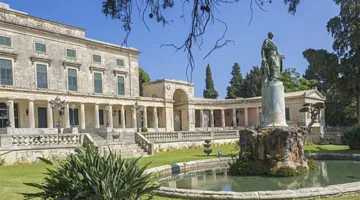 عارضات شبه عاريات.. الحكم بالسجن على فتيات في موقع تاريخي