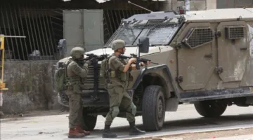 الضفة الغربية: عمليات اقتحام إسرائيلية ومركبة عسكرية تصطدم بحافلة تنقل حجاجاً