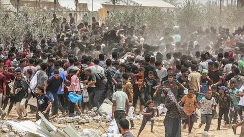 فلسطينيون يتحدثون عن توزيع المساعدات الأمريكية في غزة: فوضى، عنف، وإذلال فلسطينيون يتحدثون عن توزيع المساعدات الأمريكية في غزة: فوضى، عنف، وإذلال
