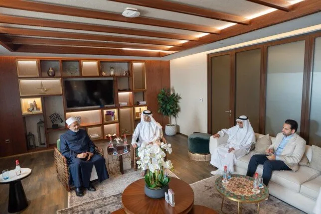 شيخ الأزهر يغادر مطار دبي متجهًا إلى القاهرة بعد حضوره قمة الإعلام العربي. شيخ الأزهر يغادر مطار دبي متجهًا إلى القاهرة بعد حضوره قمة الإعلام العربي.