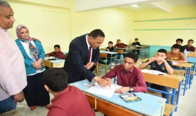 محافظ مطروح يزور بدء ماراثون امتحانات الشهادة الإعدادية