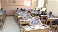مراقب وطالب يُلتقطان صورًا لأسئلة امتحان الجبر للشهادة الإعدادية في المنوفية