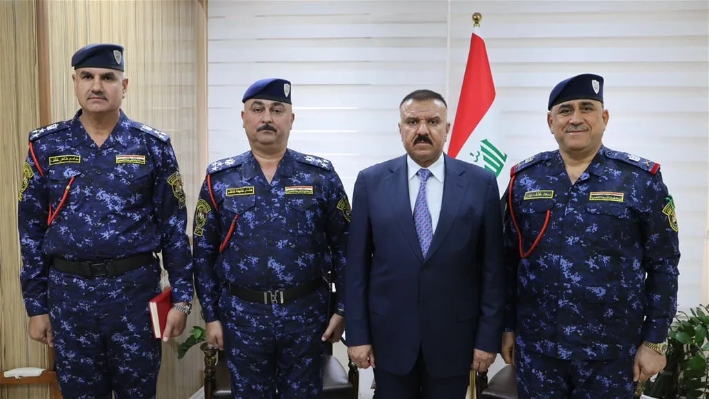 وزير الداخلية يعين عميدين لقيادة الفرقة الأولى والثانية في الشرطة الاتحادية. وزير الداخلية يعين عميدين لقيادة الفرقة الأولى والثانية في الشرطة الاتحادية.