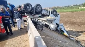 مصرع شخصين وإصابة 9 آخرين جراء انقلاب سيارة نقل في الفيوم
