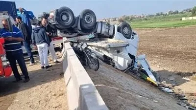 مصرع شخصين وإصابة 9 آخرين جراء انقلاب سيارة نقل في الفيوم