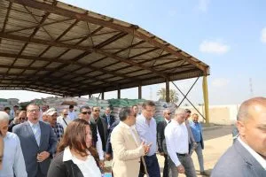 بالصور.. وزير الزراعة ومحافظ الشرقية ورئيس البنك الزراعي يراقبون عمليات توريد القمح في شونة العزيزية