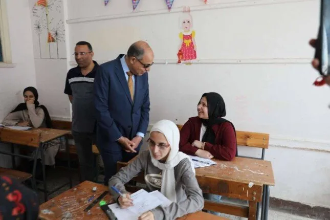 محافظ المنيا يزور لجان امتحانات الشهادة الإعدادية والدبلومات الفنية للاطمئنان على سير العملية الامتحانية