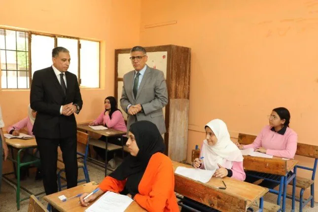 محافظ الجيزة يتابع سير امتحانات الشهادة الإعدادية في يومها الأول. محافظ الجيزة يتابع سير امتحانات الشهادة الإعدادية في يومها الأول.