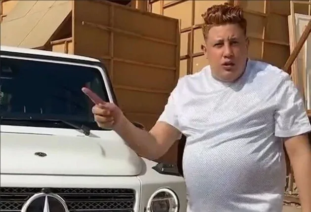 تأكيد حكم حبس حمو بيكا لمدة عام بتهمة امتلاك سلاحين أبيض. تأكيد حكم حبس حمو بيكا لمدة عام بتهمة امتلاك سلاحين أبيض.