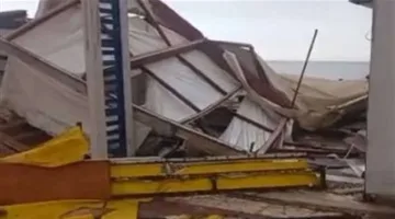 بعد العواصف… مقاهي الواجهة البحرية تصبح كتلًا من الخشب.