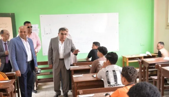 لست مجرد حارس.. بل أب: كيف تفاعل مرزوق مع طلاب النور المكفوفين خلال جولة الامتحانات لست مجرد حارس.. بل أب: كيف تفاعل مرزوق مع طلاب النور المكفوفين خلال جولة الامتحانات