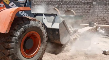 محافظ أسوان: التخلص من 35 طاحونة وكسارة غير قانونية لتعدين الذهب في 10 مواقع بقرية أرمنا بنصر النوبة