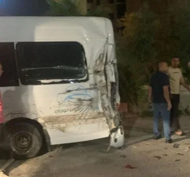 إصطدام متعمد من مركبات إسرائيلية بحافلة تحمل حجاجاً فلسطينيين (فيديو) إصطدام متعمد من مركبات إسرائيلية بحافلة تحمل حجاجاً فلسطينيين (فيديو)
