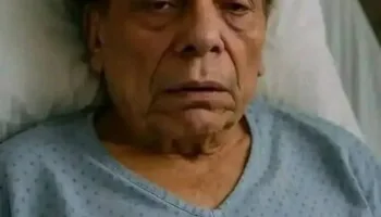 صورة لعادل إمام من سرير المستشفى تثير قلق الجمهور بشأن صحته